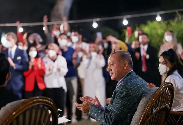 baskan-erdogan-adanada-genclerle-bulustu-genclerimizle-aramiza-kimseyi-sokmayiz-1633891346534.jpeg Başkan Erdoğan, Adana'da gençlerle buluştu: Aramıza kimseyi sokmayız-5