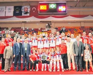 Kızlar filede dünya 2.’si gümüşte kaldık