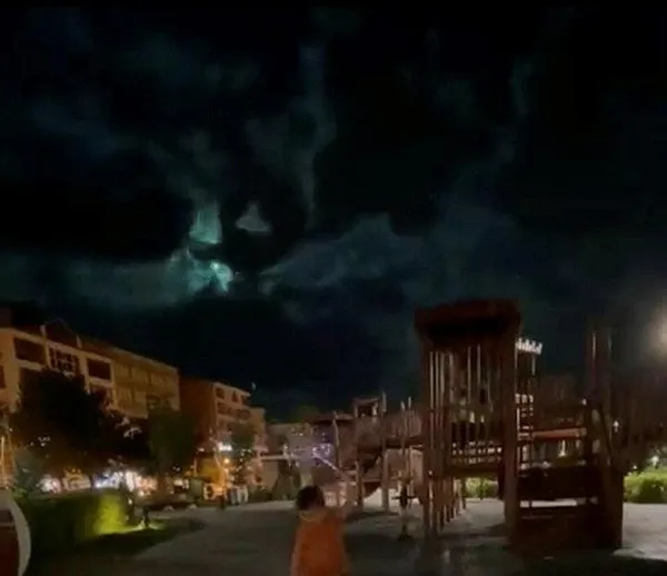 gece-gunduze-dondu-dusen-goktasi-turkiyenin-bircok-noktasindan-goruntulendi-1693682560849.jpeg Türkiye'nin birçok ilinde görüldü: Işık huzmesi geceyi gündüze çevirdi-2