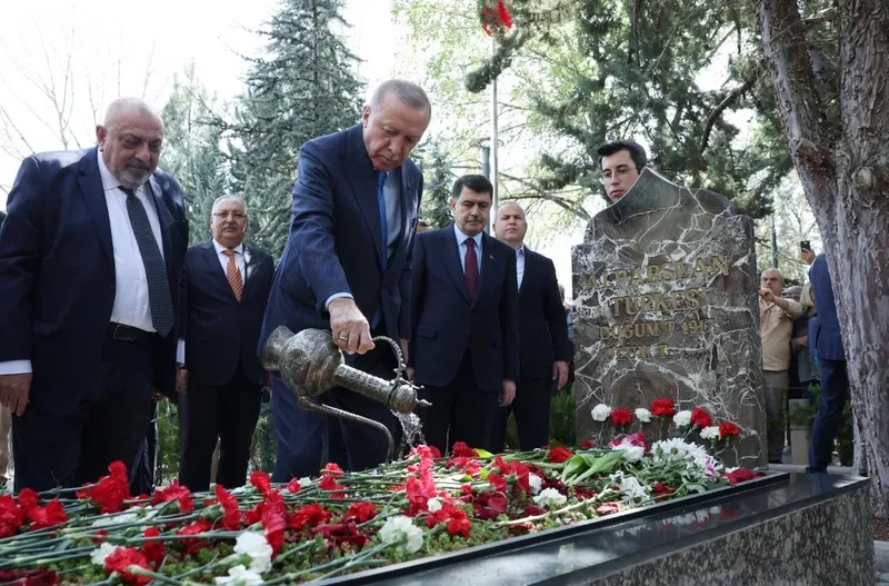 baskan-erdogan-mhpnin-kurucu-lideri-alparslan-turkesi-kabri-basinda-andi-1712233875348.jpeg Başkan Erdoğan MHP'nin kurucu lideri Alparslan Türkeş'i kabri başında andı-3