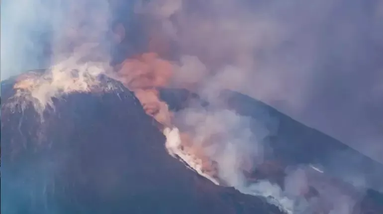 etna-yanardagi-nerede-neden-patladi-avrupada-gokyuzu-karardi-ucuslar-durdu-1748871887601.jpeg Fotoğraf: X