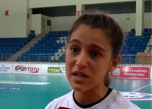 sanliurfada-hentbol-oynamasina-izin-verilmemesine-isyan-ettigi-videoyla-tum-turkiyenin-tanidigi-13-yasindaki-merve-akpinar-artik-cok-mutlu-1625553551649.jpg Şanlıurfa'da hentbol oynamasına izin verilmemesine isyan ettiği videoyla tüm Türkiye'nin tanıdığı 13 yaşındaki Merve Akpınar artık çok mutlu-4