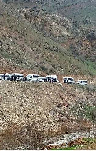 Çatak'ta meydana gelen 3 ayrı heyelan yolları kapattı