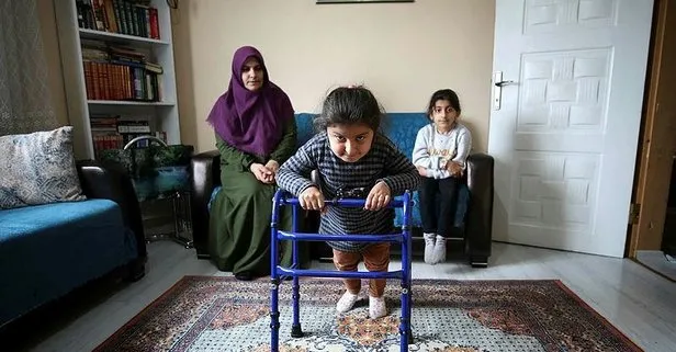 Bu kızları görün: Fedakar anne, 7 yaşındaki kızı Merve’yi tekerlekli sandalyede 1 km götürüyor