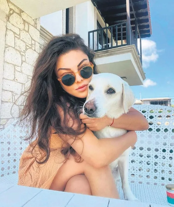 kalp-yarasinin-feriti-gokhan-alkan-aska-geldi-sevgilisi-nesrin-cavadzade-ile-romantik-pozunu-paylasti-1633643743223.jpeg Kalp Yarası'nın Ferit'i Gökhan Alkan aşka geldi! Sevgilisi Nesrin Cavadzade ile romantik pozunu paylaştı-13