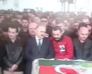 CHP’li isim namazda sohbet etti