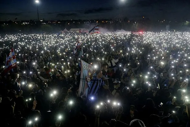new-york-times-trabzonsporun-sampiyonlugunu-boyle-gordu-kutlamalar-bitmedi-1652506942685.jpeg New York Times Trabzonspor'un şampiyonluğunu böyle gördü: Kutlamalar bitmedi-1