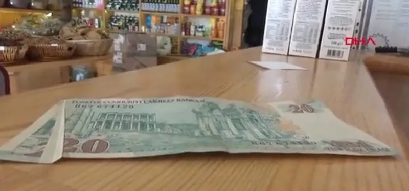 2004ten-beri-sakladi-turnayi-gozunden-vurdu-o-20-ytlnin-degeri-200000-tl-1708667911078.jpg Bu banknotun değeri tam 200.000 TL! 2004 yılından beri saklıyordu sonunda yüzü güldü-2