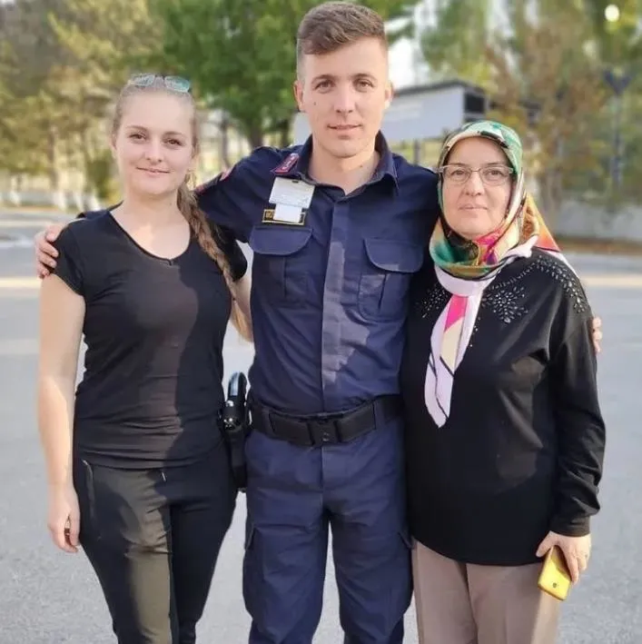 tuncelide-zirhli-aracin-devrilmesi-sonucu-sehit-olmustu-sehit-burak-buyukcaylinin-aci-haberini-alan-esi-dogum-1725893536521.jpeg Tunceli'de zırhlı aracın devrilmesi sonucu şehit olmuştu! Şehit Burak Büyükçaylı'nın acı haberini alan eşi doğum yaptı-2
