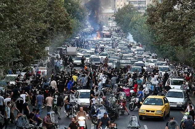 İran'da Mahsa Emini protestoları durmuyor! 300'den fazla ölü