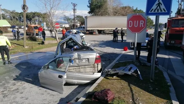 antalyada-tir-ile-otomobil-carpisti-2-olu-1-yarali-1643982126665.jpg Antalya'da tır ile otomobil çarpıştı! 2 ölü 1 yaralı-2