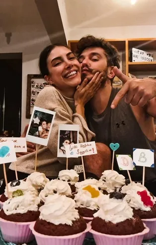 Kolpa grubunun solisti Barış Yurtçu aşka geldi! Eşi Deniz Baysal’ın doğum gününü bakın nasıl kutladı