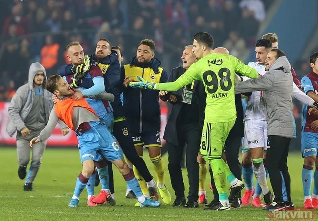 Trabzon'da maç bitti saha karıştı! Trabzonsporlu ve Fenerbahçeli futbolcular birbirine girdi