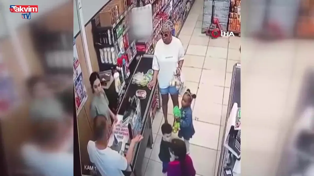 Esenyurt'ta markette dehşet! Kızının önünde kadına dayak kamerada!- İzle