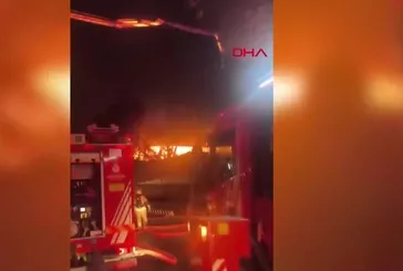 Üsküdar'da ahşap bina alev alev yandı!