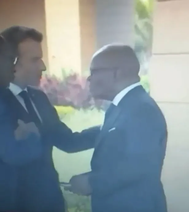 beninli-bakan-aurelien-agbenonci-emmanuel-macronun-dokundugu-omzunu-temizledi-1659186937213.jpg Beninli bakan Aurelien Agbenonci Emmanuel Macron'un dokunduğu omzunu temizledi-1