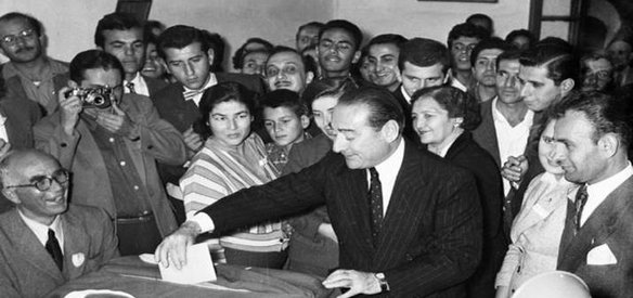 Demokrat Parti iktidarı, Kırşehir'i ilçe yaptı
