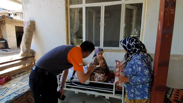 son-dakika-yanan-evinin-onunde-yerde-yatan-yasli-kadin-fotografiyla-yapilan-algi-yalan-cikti-kizi-soyledi-annemi-oraya-ben-yatirdim-1627985673781.jpg SON DAKİKA: Yanan evinin önünde yerde yatan yaşlı kadın fotoğrafıyla yapılan algı yalan çıktı! Kızı söyledi: Annemi oraya ben yatırdım-12