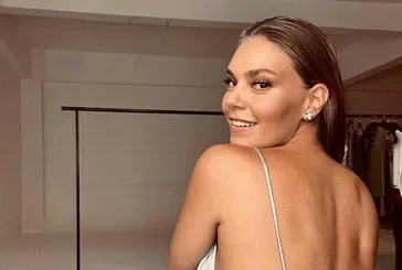 Aslı Enver bikinili tatil pozlarını paylaşmaya doyamadı! Kim der 1 çocuk annesi Berkin Gökbudak’ın biricik eşi ortalığı salladı