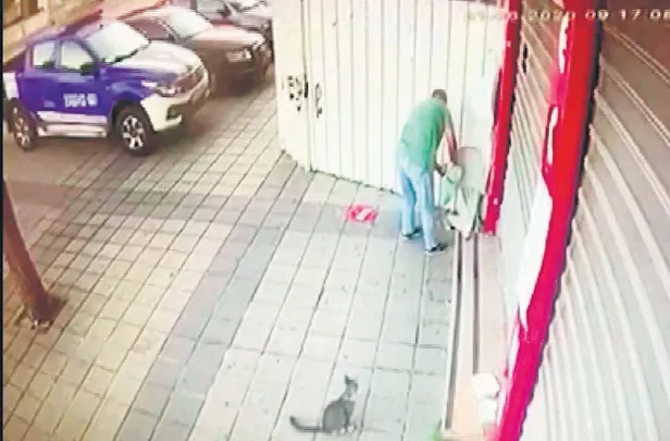 esenlerde-bir-kisi-sokak-hayvanlarinin-mamasini-caldi-kedi-sasti-kaldi-1595204754943.jpg