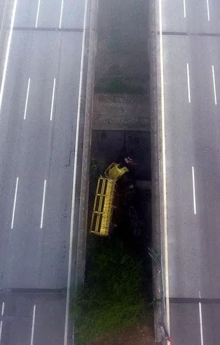 Son dakika: Biber yüklü tır TEM’de köprüden uçtu: Baba oğul ölümden döndü