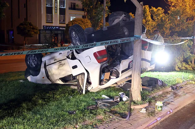 Konya'da refüjdeki ağaca çarpan otomobil takla attı: 1 ölü, 2 yaralı