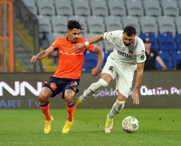 basaksehir-sahasinda-alanyasporu-devirdi-basaksehir-2-0-alanyaspor-1662229419300.jpg
