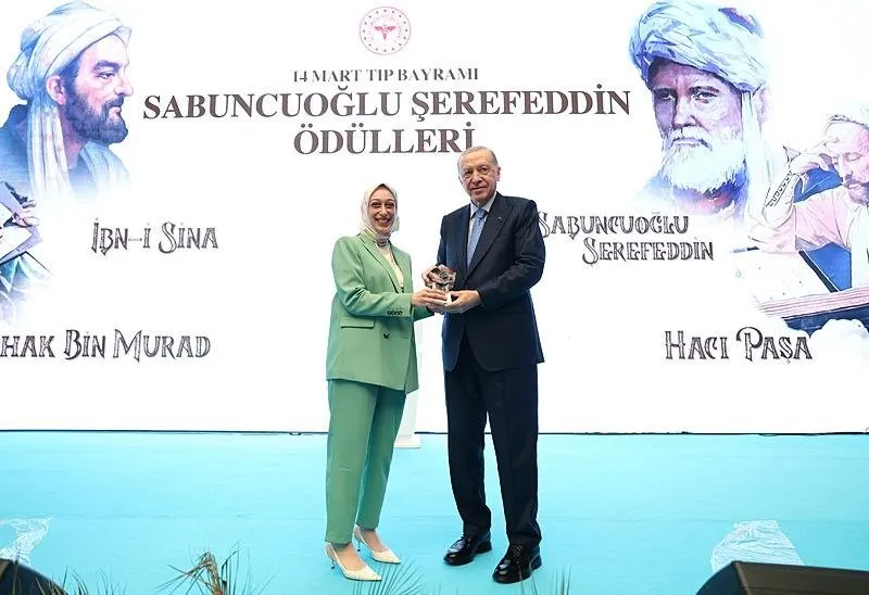 Başkan Recep Tayyip Erdoğan, 14 Mart Tıp Bayramı dolayısıyla Başakşehir Çam ve Sakura Şehir Hastanesi'nde sağlık çalışanlarıyla iftar programına katıldı. (AA)