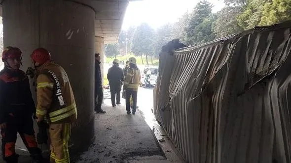 Bakırköy'de üst geçide çarpan TIR devrildi-5