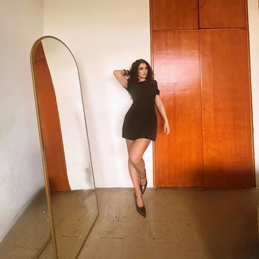 herkes-projelerini-beklerken-oyuncu-burcu-ozberk-aski-secmis-yabanci-birisiydi-orada-yasadim-1777187952533.jpg Herkes projelerini beklerken oyuncu Burcu Özberk aşkı seçmiş: "Yabancı birisiydi orada yaşadım"-2