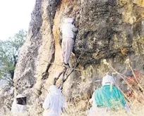 Hakkari’de cesur arıcılar kayalıkta kaya balı topladı