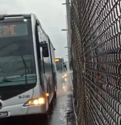 Son dakika: İstanbullunun imtihanı! Bahçelievler'de metrobüsün motoru alev aldı! Seferler durdu vatandaşlar işlerine geç kaldı!-4