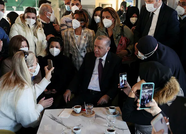 baskan-erdogandan-cengelkoyde-surpriz-gorusme-genclerle-sohbet-etti-1634821823706.jpg Başkan Erdoğan'dan Çengelköy'de sürpriz görüşme: Gençlerle sohbet etti-1