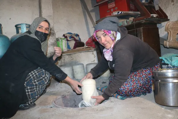 sivasta-6-ay-kumda-gomulu-olan-ve-son-tuketim-tarihi-olmayan-peynirlerin-kilosu-40-lira-1606810850516.jpg Sivas'ta 6 ay kumda gömülü olan ve son tüketim tarihi olmayan peynirlerin kilosu 40 lira-10