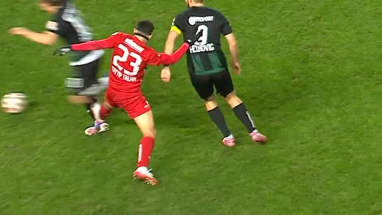 Tayyip Talha Sanuç’tan korkunç faul! Kırmızı kart gördü!