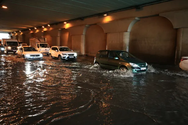 İstanbul'u sağanak vurdu! Topkapı alt geçidini su bastı-2