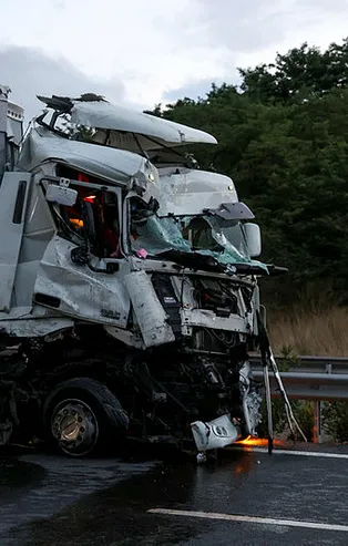 İstanbul'da iki tır birbirine girdi! Facia ucuz atlatıldı