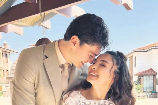 ATV’nin ‘Destan’ dizisinin yıldızı Ebru Şahin sevgilisi Cedi Osman'la doğum gününde nişanlanarak çifte sevinç yaşadı