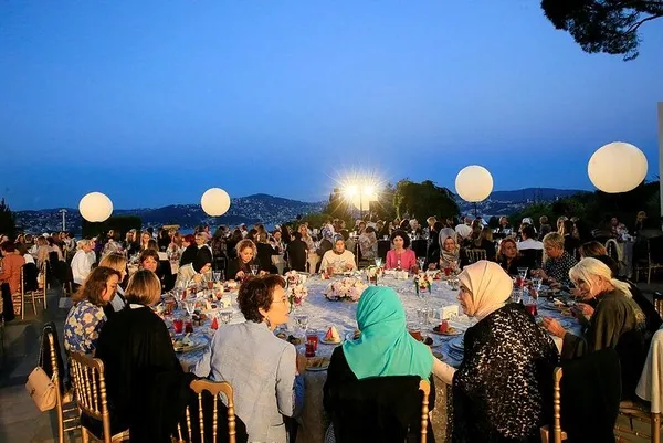 Emine Erdoğan akademisyen, sanatçı ve işkadınlarına iftar daveti verdi-7