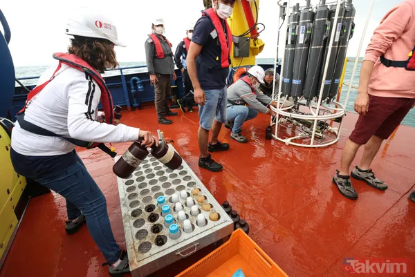 SON DAKİKA: A Haber Marmara Denizi'ndeki müsilajı (deniz salyası) araştıran ODTÜ gemisinde! 'Marmara 6-7 yılda biraz düzelebilir' - 20