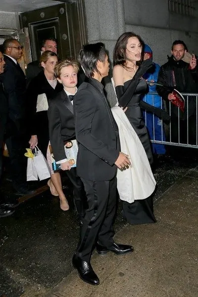 Angelina Jolie çocuklarıyla yemek yedi-4