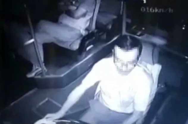 Yer: Silivri! İETT'nin sert manevrası yüzünden bel kemiğini kırdı!