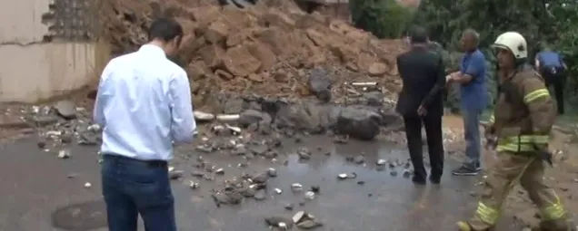 Sancaktepede okulun istinat duvarı çöktü