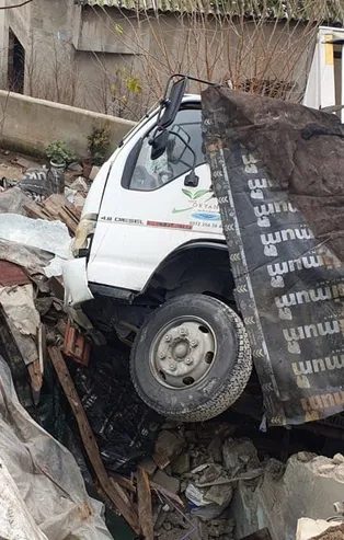 Eyüpsultan'da kontrolden çıkan kamyonet gecekondunun çatısına uçtu