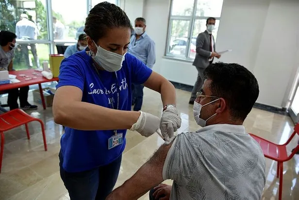 SON DAKİKA: Sağlık Bakanı Fahrettin Koca: 18 yaş üstü nüfusun yüzde 50'sinin tam doz veya ilk doz aşısı tamamlandı-5