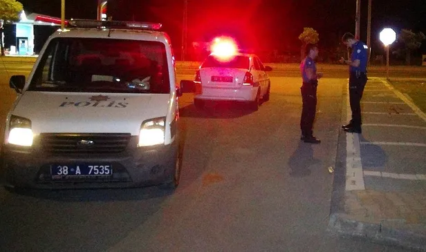 Kayseri'de gece yarısı bıçaklı kavga! 1 yaralı-2