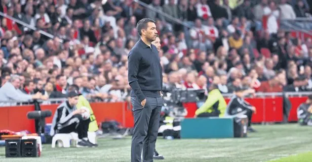 Beşiktaş Teknik Direktörü Van Bronckhorst: Ajax’a maçı hediye ettik