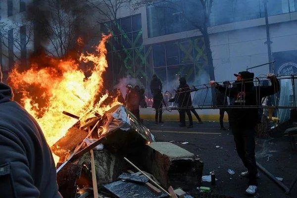Fransa'nın başkenti Paris'te halk sokağa döküldü: Yeni güvenlik yasa tasarısı protesto ediliyor-4