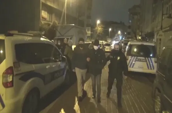 zeytinburnunda-10-dairede-83-kacak-gocmen-yakalandi-1645796615231.jpg Zeytinburnu'nda 10 dairede 83 kaçak göçmen yakalandı-2