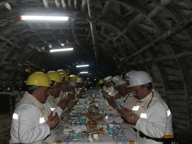 amasradaki-facia-madeninin-icinden-arsiv-goruntuleri-emekcilerin-yerin-250-metre-altindaki-iftari-objektiflere-1665779809605.jpeg Amasra'daki facia madeninin içinden arşiv görüntüleri! Emekçilerin yerin 250 metre altındaki iftarı objektiflere böyle yansıdı-5